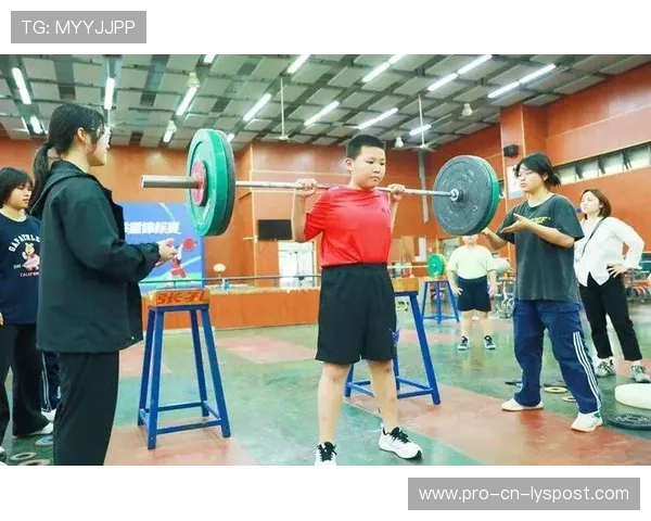 举重学院完善基层俱乐部师资建设与培训体系，举重训练营